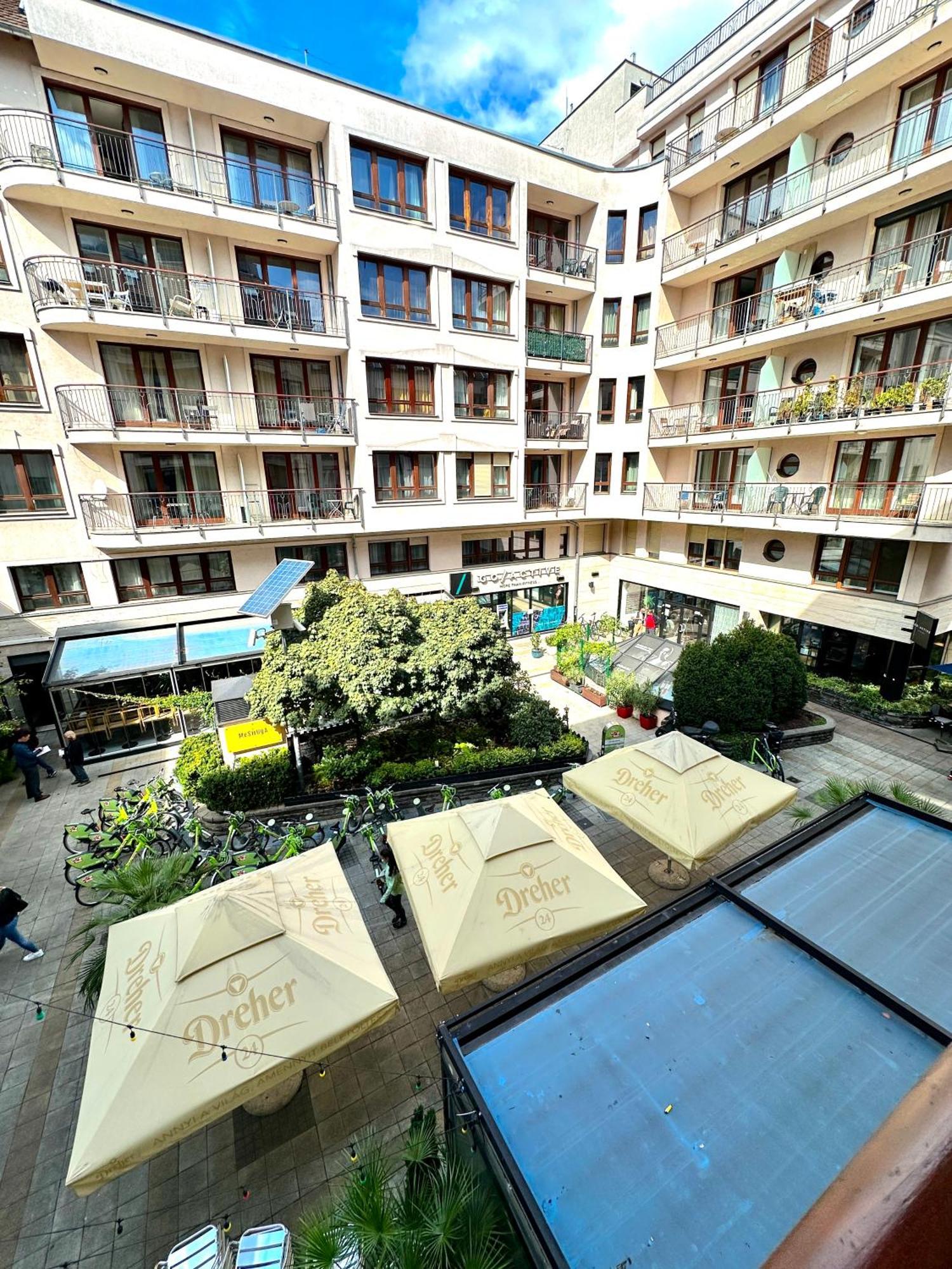 City Center Apartment With Balcony Budapest Eksteriør bilde